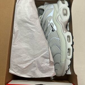 NIB Nike(WMNS) Air Max Plus 'Light Silver'
Size 7
SKU: FV8480-002
